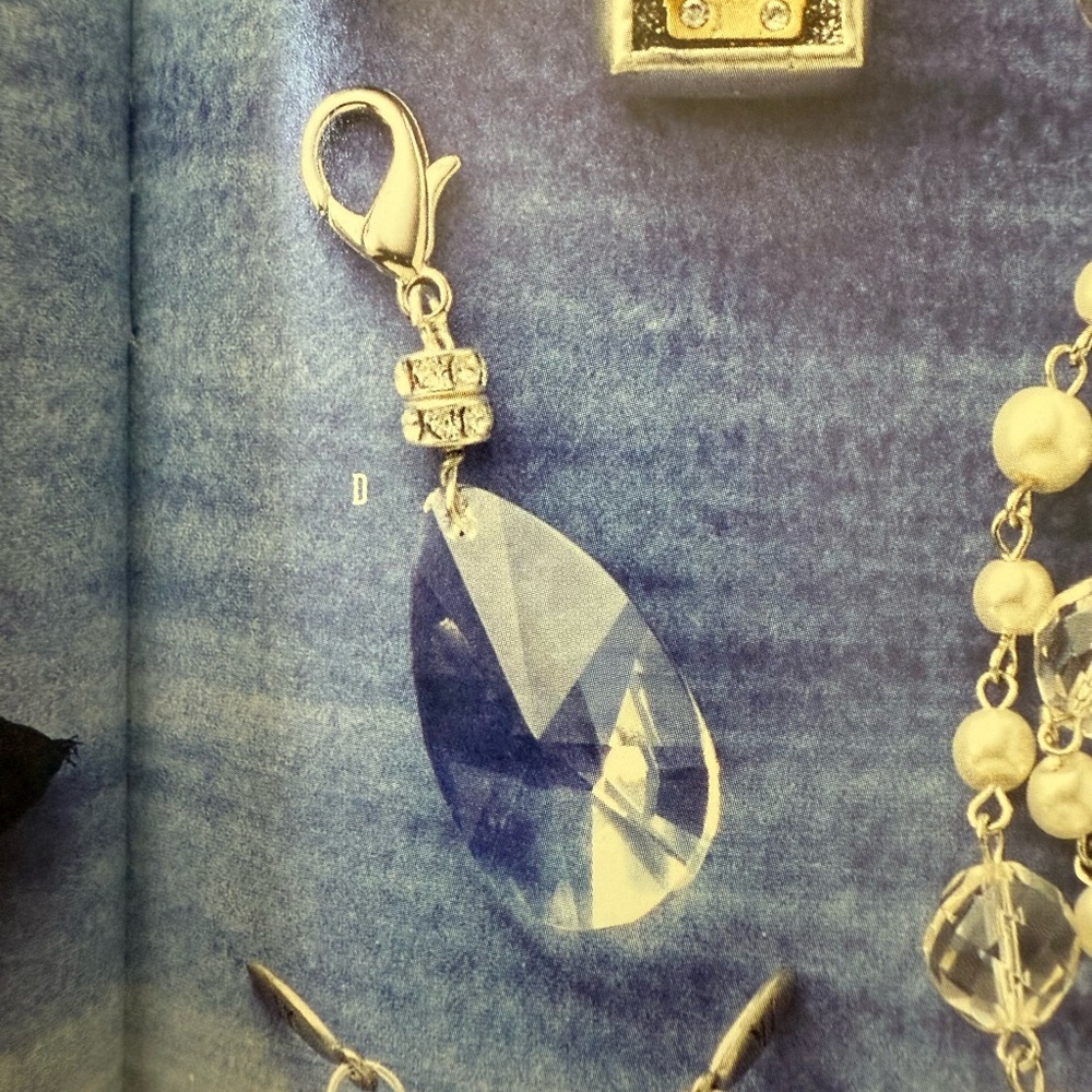 Jewel Kade Clear Teardrop Clip - Picture 3 of 4